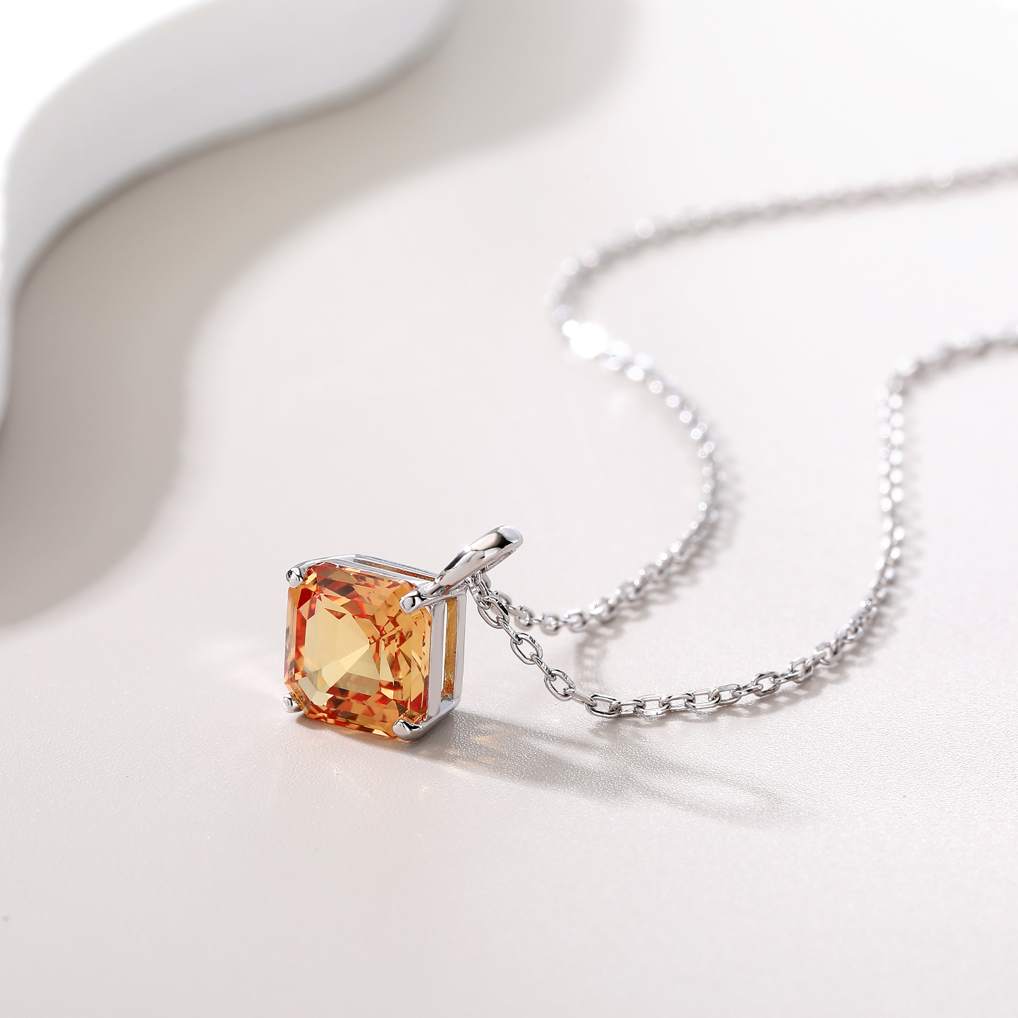Bezel-Set Diamond-Shaped Small - Bezels Set Pendant のレビューと価格